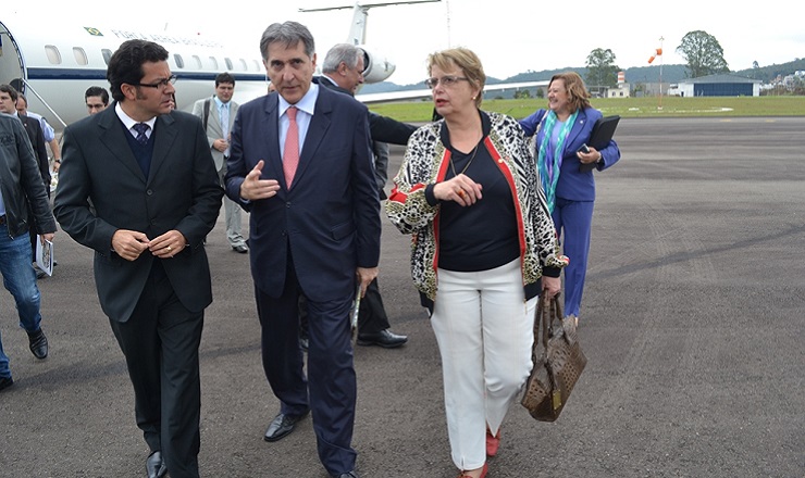 Antônio Jabour, Ministro Pimentel e a deputada Margarida Salomão na chegada a Juiz de Fora para o Encontro de Prefeitos e Prefeitas da Zona da Mata