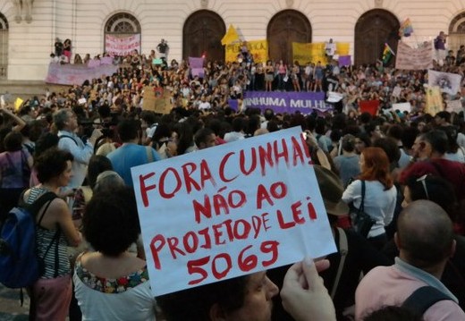 Manifestantes protestam contra Cunha e PL do aborto em 29 de outubro, no Rio de Janeiro