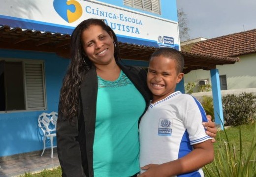 Professora-Gisele-do-Nascimento-com-o-aluno-Pedro-Henrique-na-Clinica-Es2-