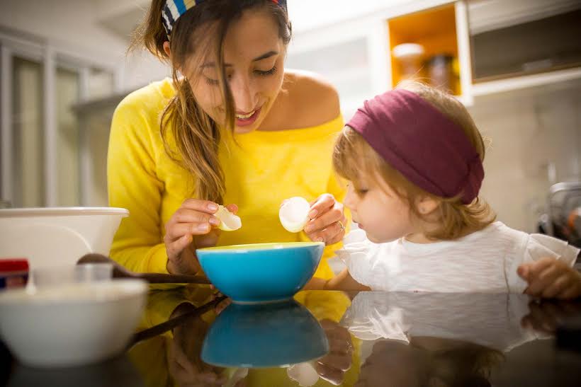 Andressa, que foi demitida logo após voltar da licença-maternidade, cozinha com a filhinha Manuela – Foto de Andreia Nery