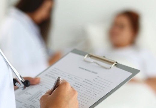 medico-preenche-ficha-de-paciente-1457455845998_615x470