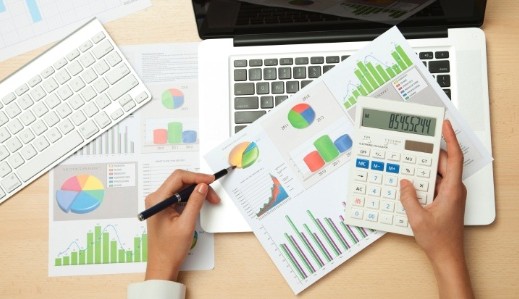 mulher-trabalha-graficos-diante-de-computador-imagem-representativa-1457451386971_615x300