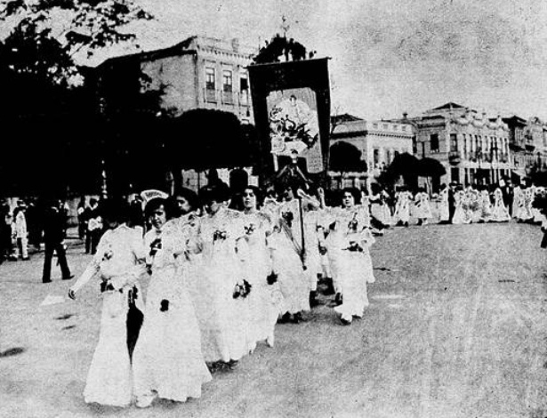 Integrantes do Partido Republicano Feminino fazem passeata no Rio, entre 1910 e 1920 