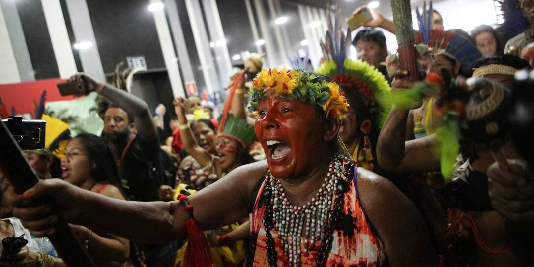 x84079435_Indigenous-women-occupy-the-headquarters-of-the-indigenous-health-department-during-an-indi.jpg.pagespeed.ic.dFw5pGb5ZL