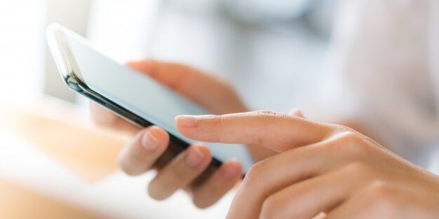 mao-de-negocios-com-o-telefone-movel_1232-4881