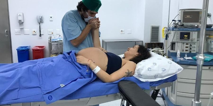 o-casal-andre-aquino-e-natalia-do-cruz-no-parto-de-sua-primeira-filha-1643033313286_v2_900x506