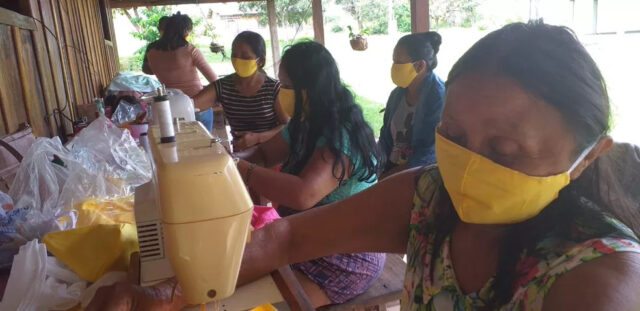Mulheres fizeram mutirão para produção de máscaras — Foto: Prefeitura de Juína-MT/Assessoria