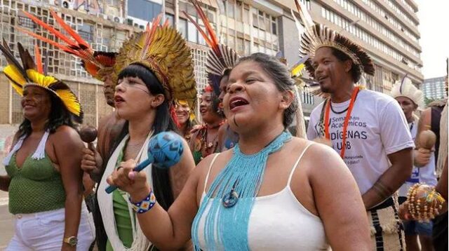 Candidatas indígenas ao parlamento em protesto Foto: Imagem: Webert da Cruz / Alma Preta Candidatas indígenas ao parlamento em protesto Foto: Imagem: Webert da Cruz / Alma Preta
