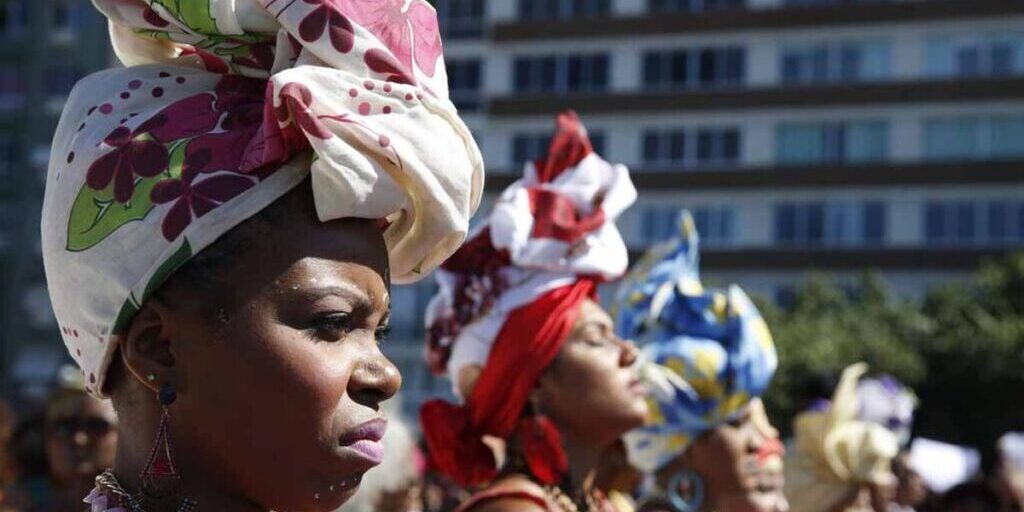 mulher-negra-arquivo-abr-1024×643-1024×570