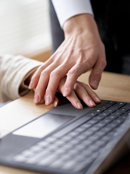 assedio-sexual-em-ambiente-de-trabalho-1657303348962_v2_450x600