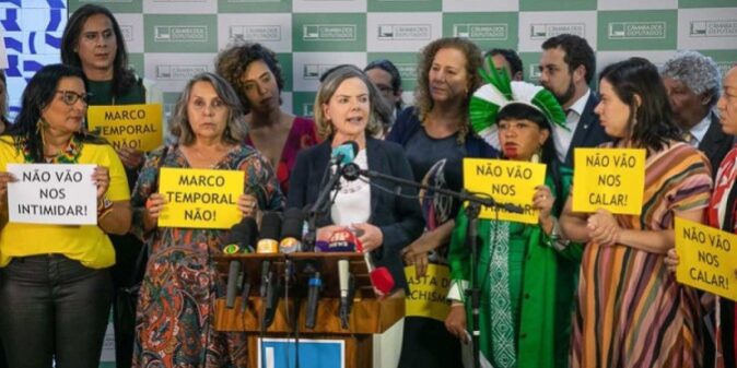 1_gleisi_coletiva_de_deputadas_ameaccca7adas_no_conselho_de_etica_gabrielpaiva_1-28723742