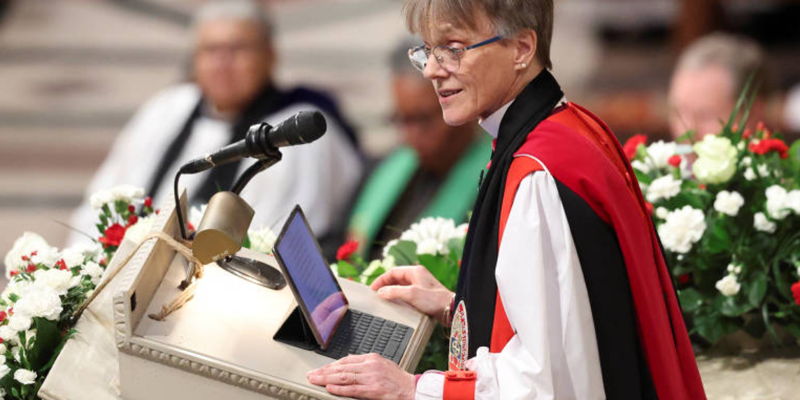 Bispa Mariann Edgar Budde discursa na Catedral Nacional de Washington, em 21 de janeiro de 2025 – Kevin Lamarque/Reuters