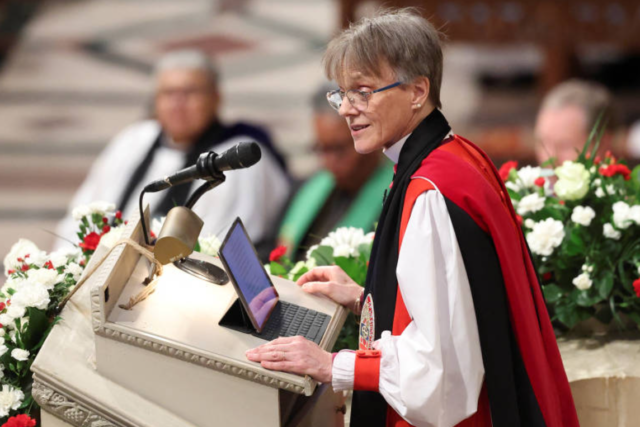 Bispa Mariann Edgar Budde discursa na Catedral Nacional de Washington, em 21 de janeiro de 2025 – Kevin Lamarque/Reuters