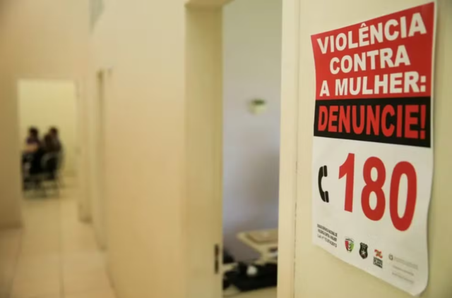 Cartaz mostra como denunciar violência contra a mulher — Foto: Gabriel Lain/Banco de dados/NSC Comunicação