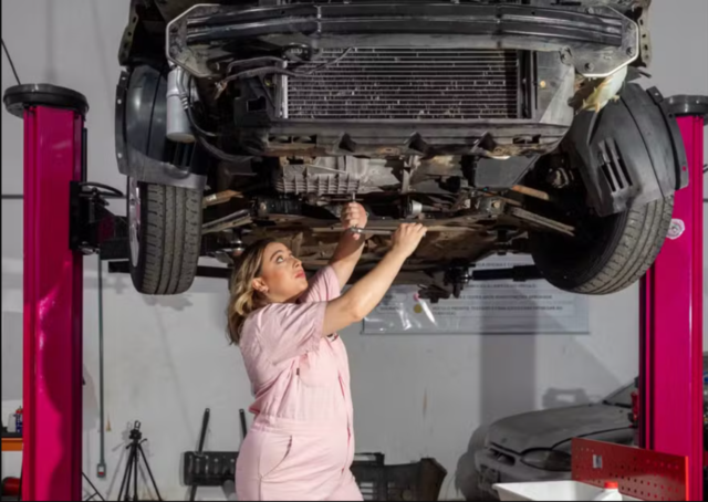 Andreia Justos, dona do Galpão Rosa, voltado para o sexo feminino — Foto: Edilson Dantas