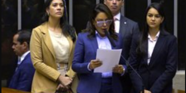 Renilce fala ao microfone ao lado da vereadora Naiara