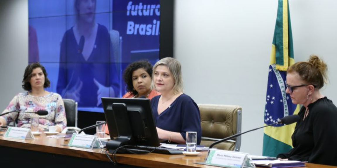 Parlamentares reunidas na Comissão Mista de Orçamento