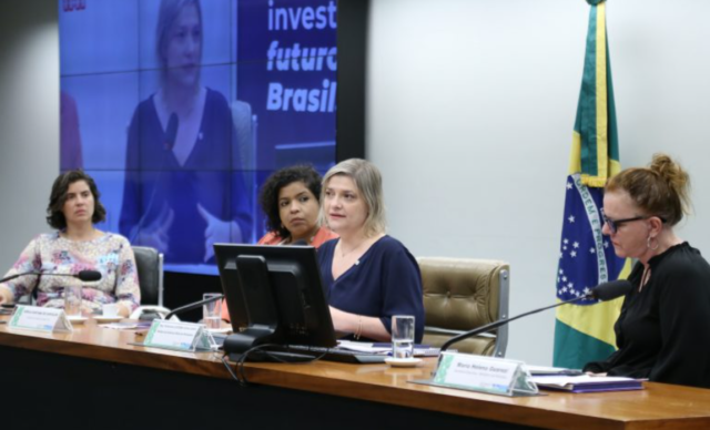 Parlamentares reunidas na Comissão Mista de Orçamento