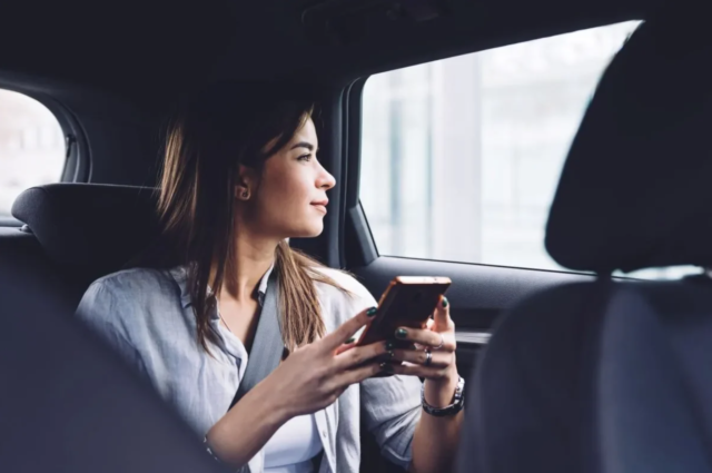 Parceria da 99 com governo do Estado de SP oferece transporte gratuito e seguro para mulheres vítimas de violência. Foto: Adobe Stock