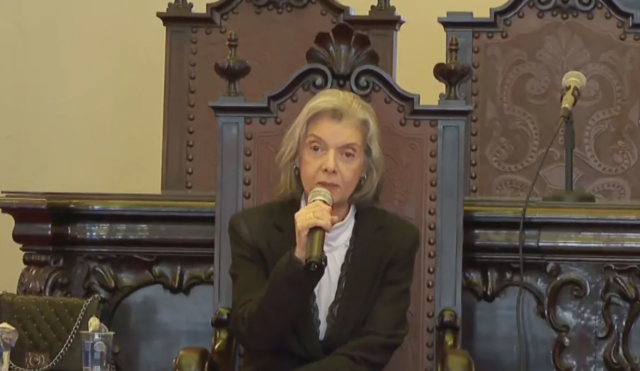 Cármen Lúcia, ministra do STF e presidente do TSE, em evento que celebra os 40 anos da redemocratização no Brasil • Reprodução: CNN Brasil