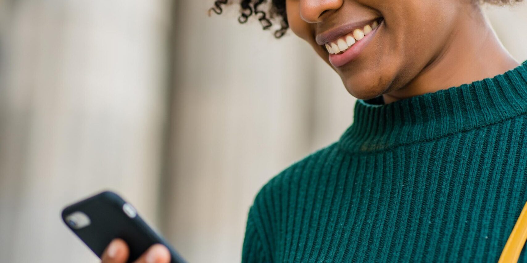 portrait-afro-business-woman-using-her-mobile-phone-while-standing-outdoors-street (1)